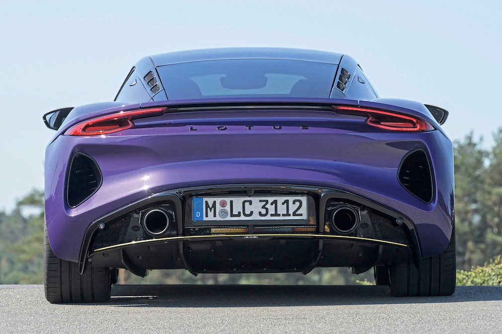 Lotus Emira V6 SE Racing Line
