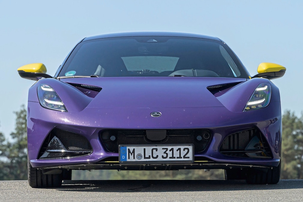 Lotus Emira V6 SE Racing Line