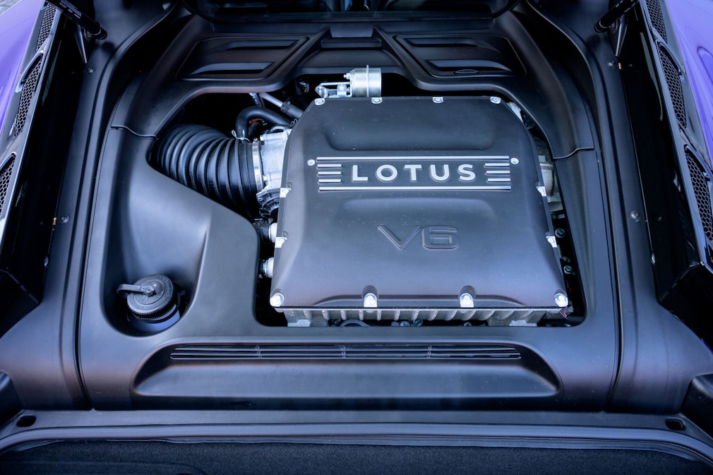 Lotus Emira V6 SE Racing Line