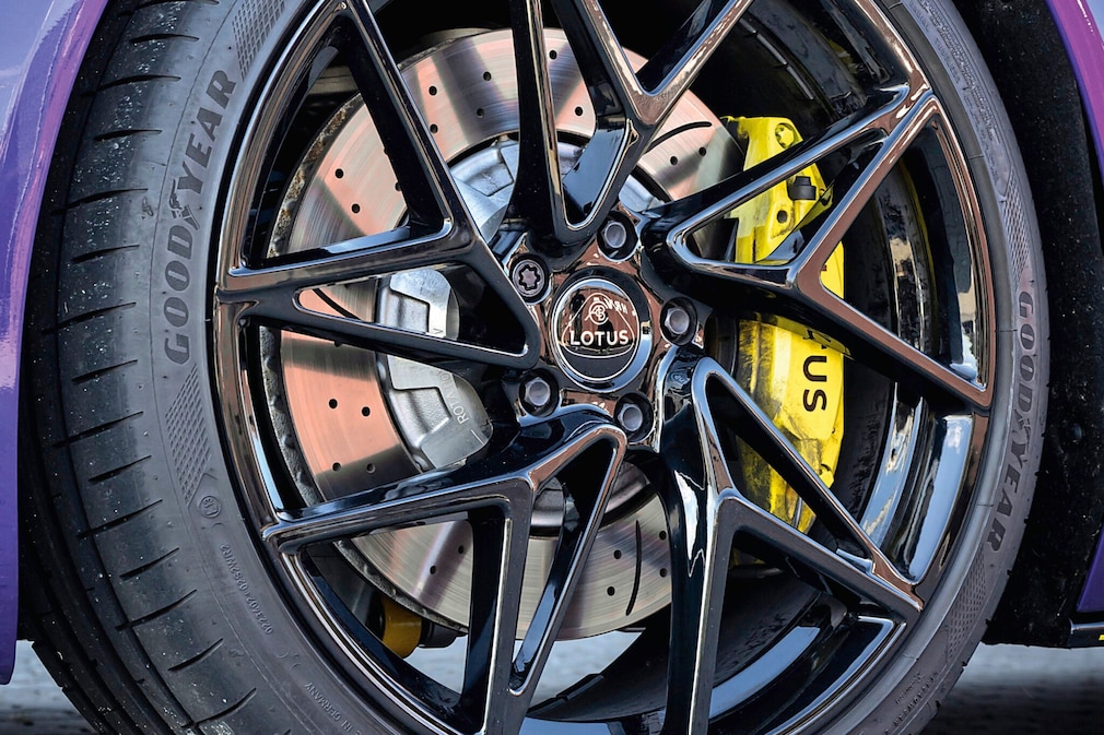 Lotus Emira V6 SE Racing Line
