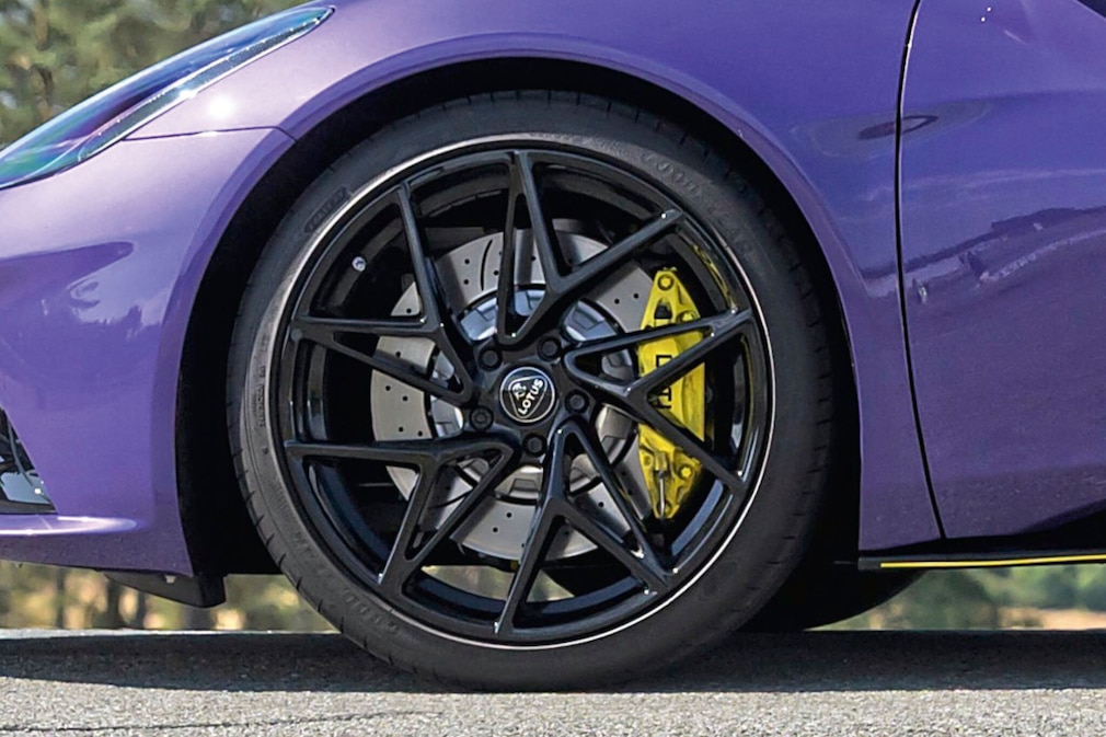 Lotus Emira V6 SE Racing Line