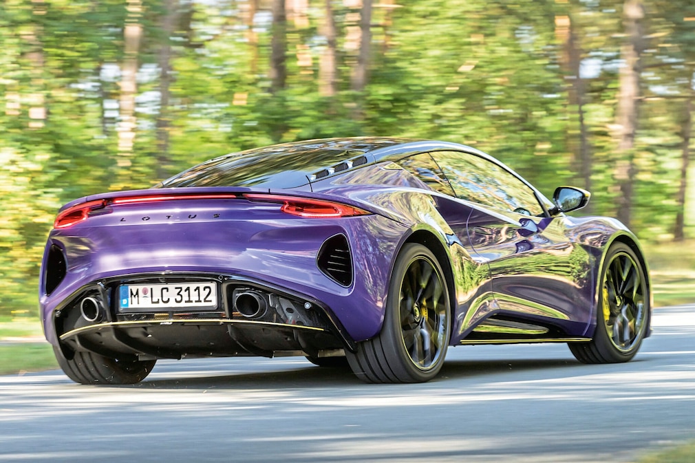 Lotus Emira V6 SE Racing Line