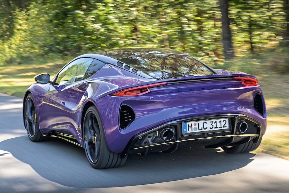Lotus Emira V6 SE Racing Line