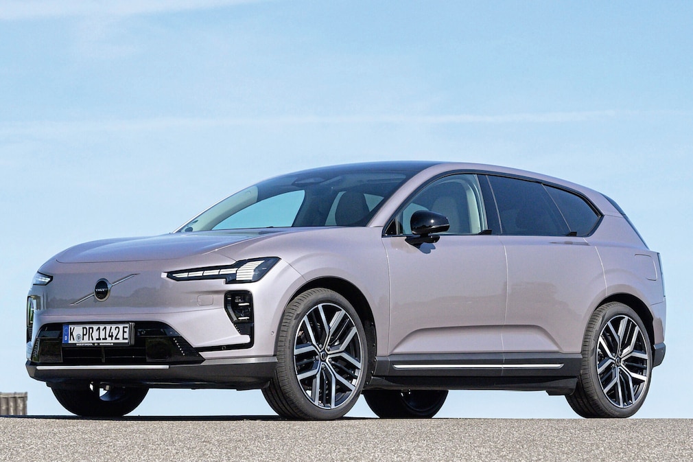 Volvo EX60 P10 AWD electric