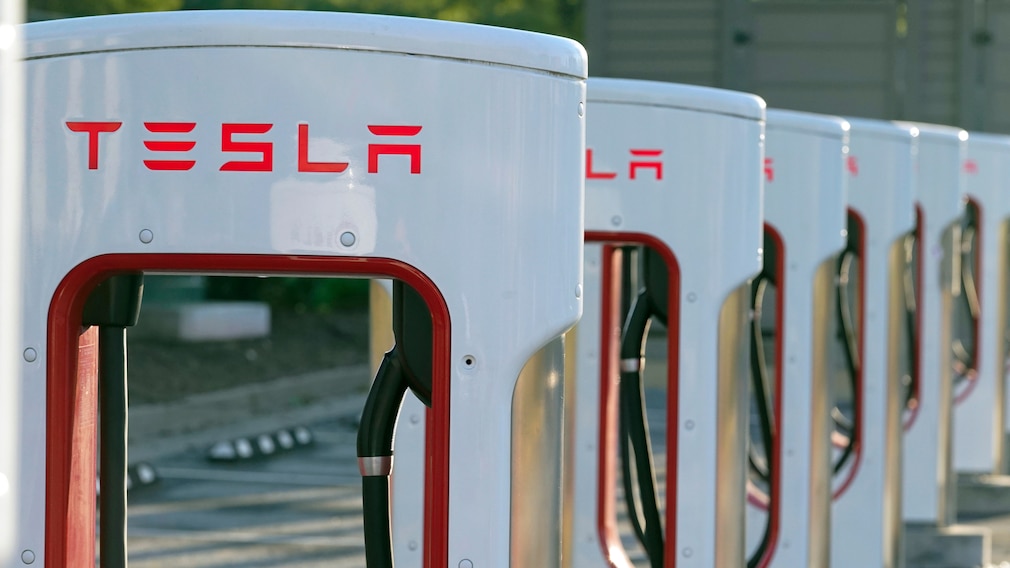 Tesla Supercharger in einer Reihe