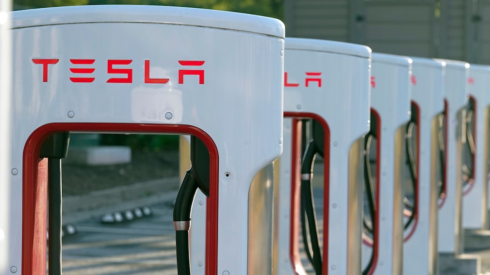 Tesla Supercharger in einer Reihe