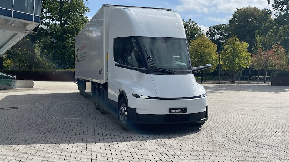 Der Tesla Semi-Sattelschlepper auf der IAA Transportation in Hannover
