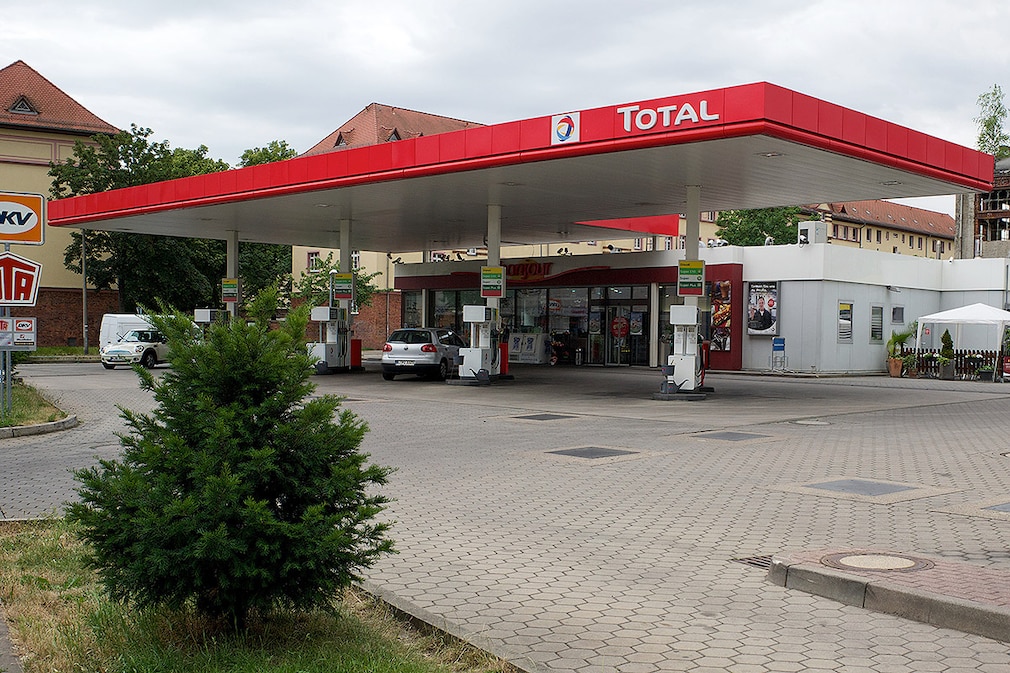 Eine Tankstelle "Total" an der Zschocherschen Strafle im Stadtteil Plagwitz in Leipzig (Sachsen), aufgenommen am 21.06.2014. Foto: Peter Endig/ZB