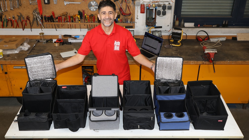 Person in Werkstatt mit Auto-Organizer-Boxen