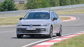 VW Golf 8 Variant fährt auf der Rennstrecke.
