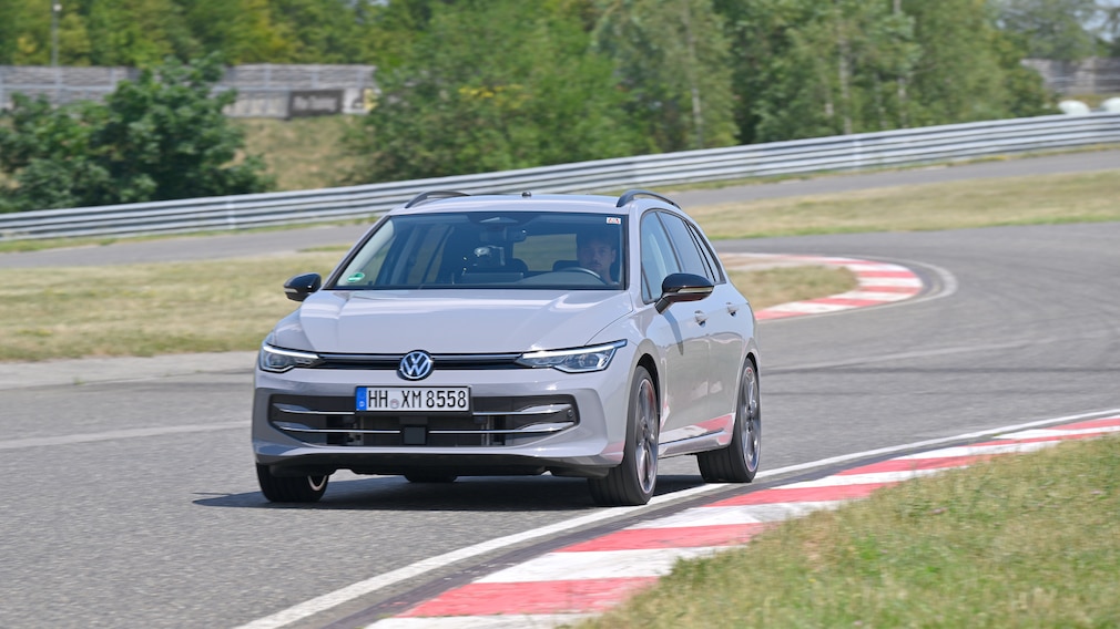 VW Golf 8 Variant fährt auf der Rennstrecke.