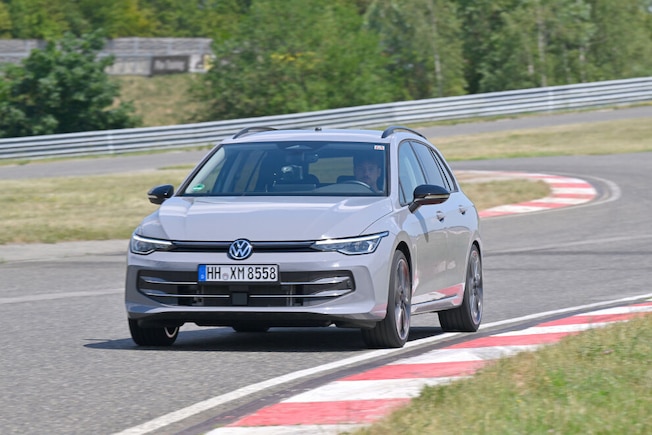 VW Golf 8 Variant fährt auf der Rennstrecke.