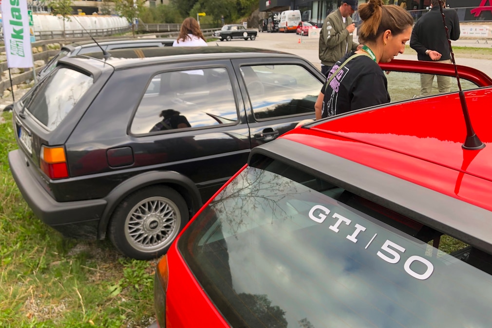 Aufkleber "GTI 50" in der Heckscheibe