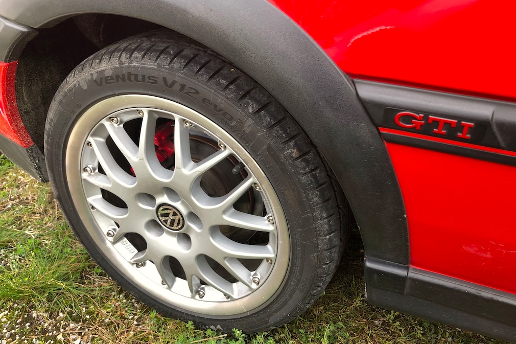 Hinterrad des VW Golf 3 GTI