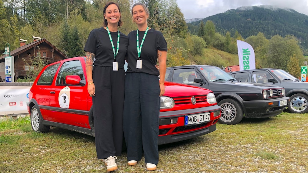 Lina van de Mars erklärt Filiz Ceviker im VW Golf 3 GTI die Wertungsprüfungen der Salzburger-Land-Klassik 2026
