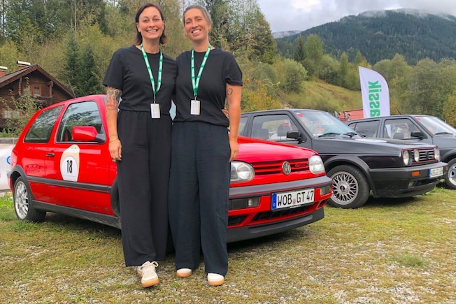 Lina van de Mars erklärt Filiz Ceviker im VW Golf 3 GTI die Wertungsprüfungen der Salzburger-Land-Klassik 2026