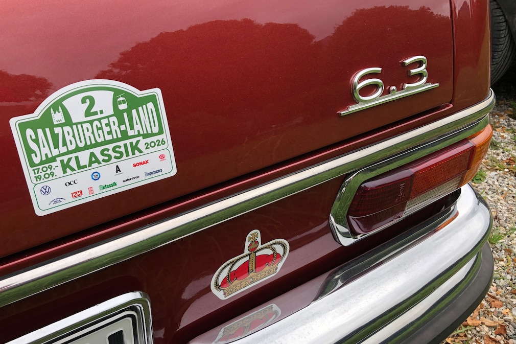 Aufkleber der Salzburger-Land-Klassik und "6.3"-Logo am Heck des Mercedes 300 SEL 6.3