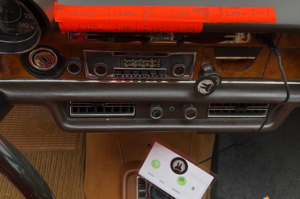 Aufkleber im Cockpit des Mercedes 300 SEL 6.3