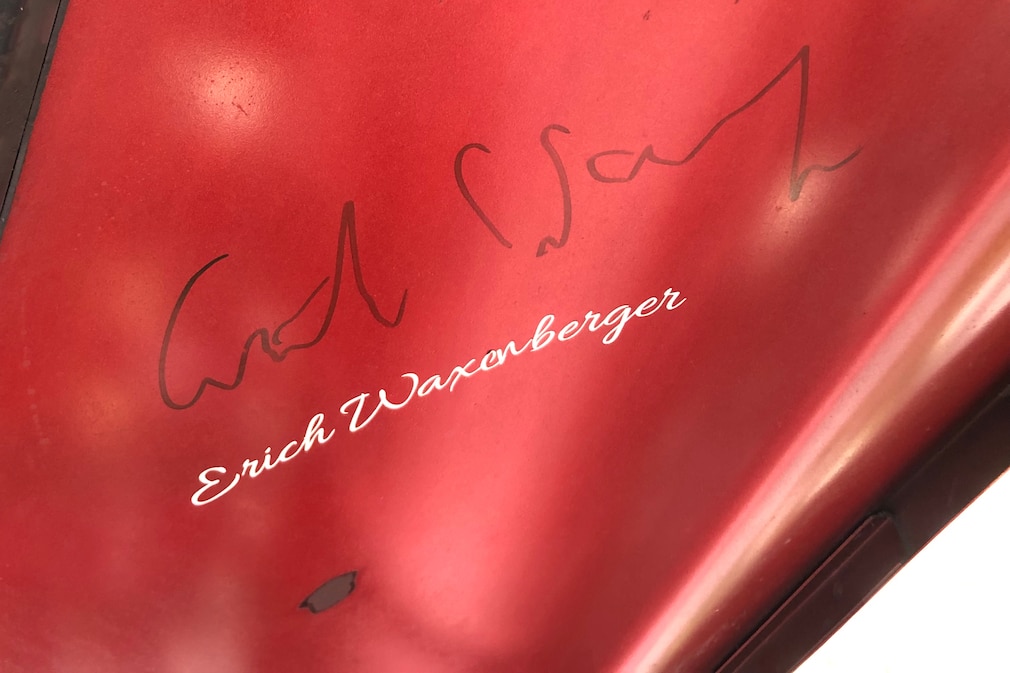Autogramm von Erich Waxenberger auf der Innenseite der Motorhaube des Mercedes 300 SEL 6.3