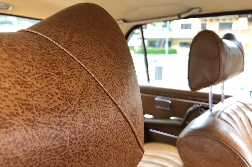 Detail der Kopfstütze im Mercedes 300 SEL 6.3, besonderes Leder