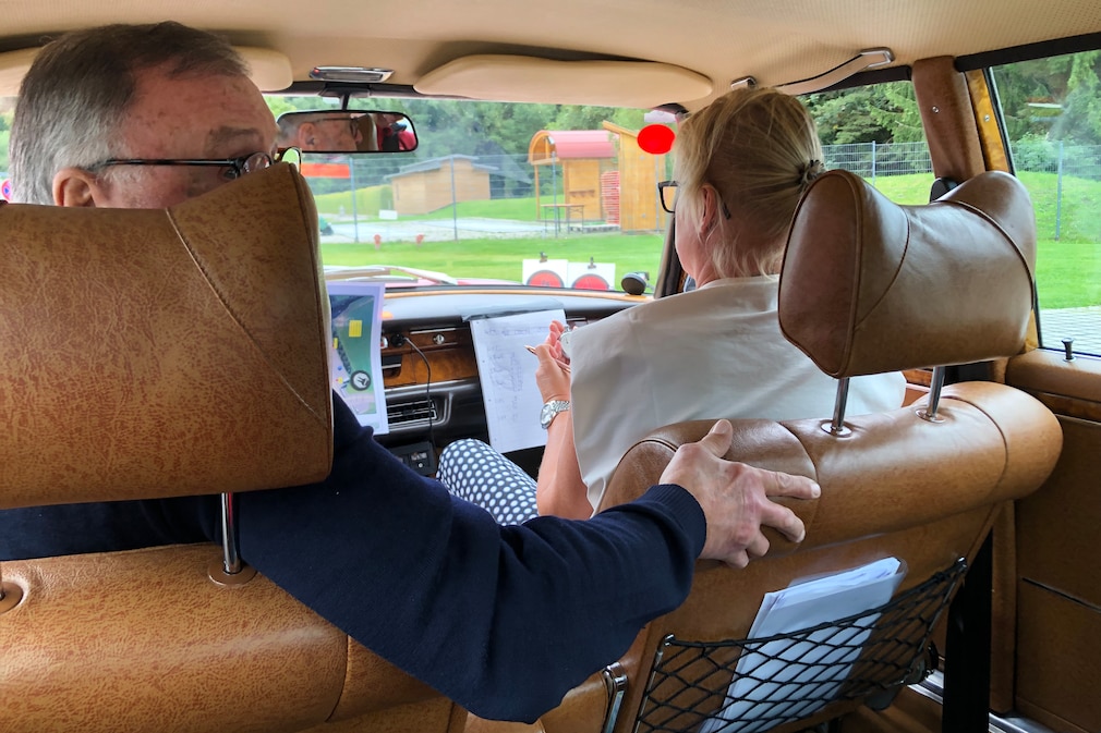 Manfred Hundold am Steuer des Mercedes 300 SEL 6.3 dreht sich um und fährt rückwärts