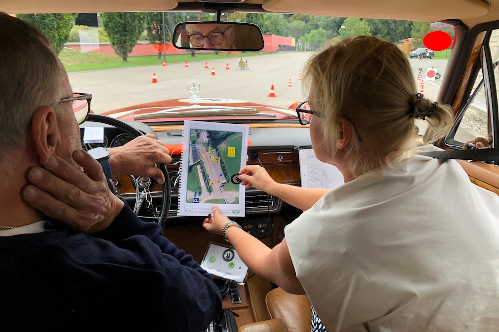 Manfred Hunold und Britta Mattern im Cockpit des Mercedes 300 SEL 6.3