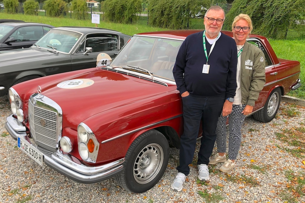 Mercedes 300 SEL 6.3 von schräg vorn mit Manfred Hunold und Britta Mattern
