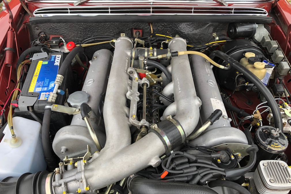 Motor M 100 des Mercedes 300 SEL 6.3 (W 109)