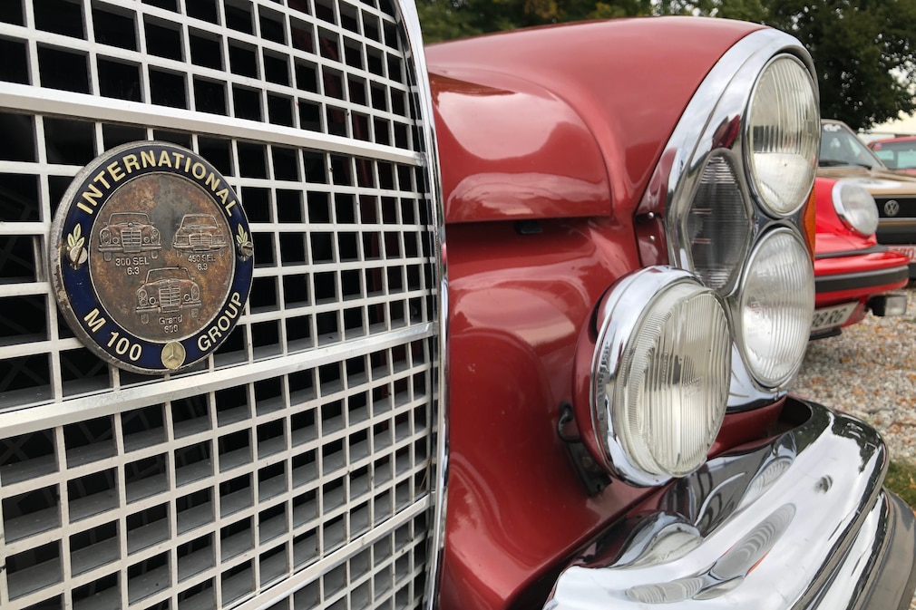 Plakette der International W 100 Group am Kühlergrill des Mercedes 300 SEL 6.3