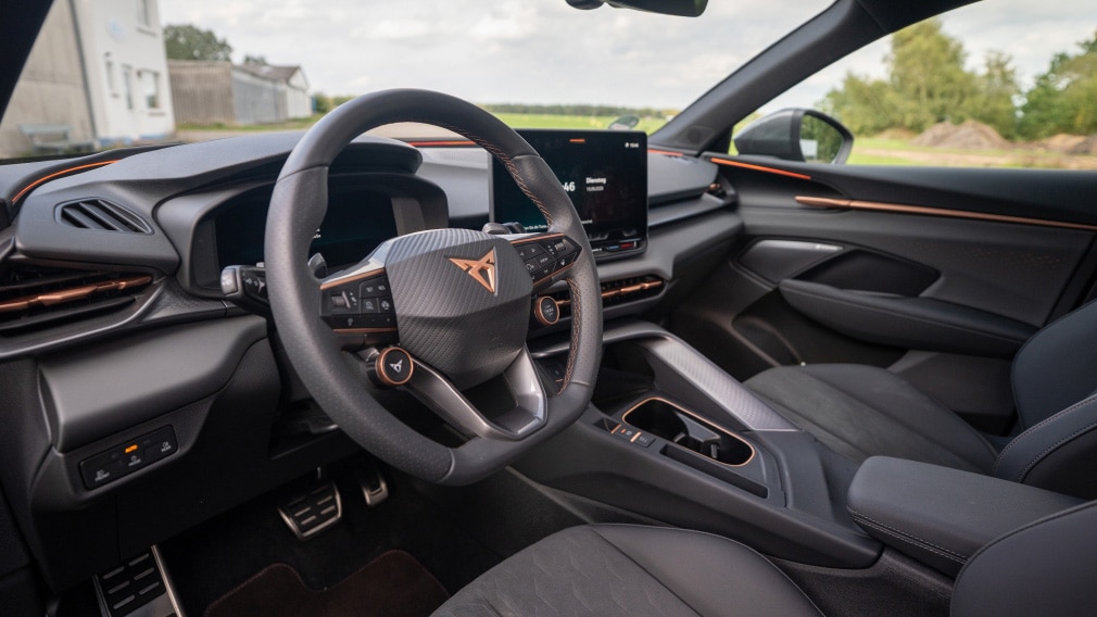 Sportliches Cockpit mit digitalem Fahrerdisplay und markentypischen Kupferakzenten.