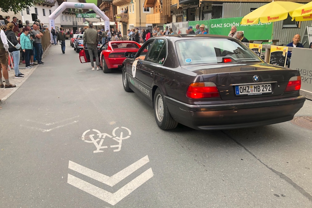 BMW 728i E38 stehend schräg von hinten, davor (hinten im Bild) ein Ferrari 348 TS