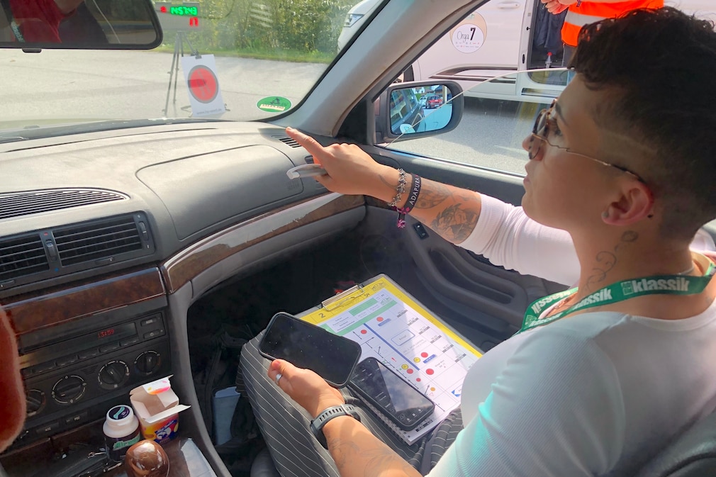 Beifahrerin mit zwei Handys (zur Zeitmessung) und dem Roadbook auf dem Schoß