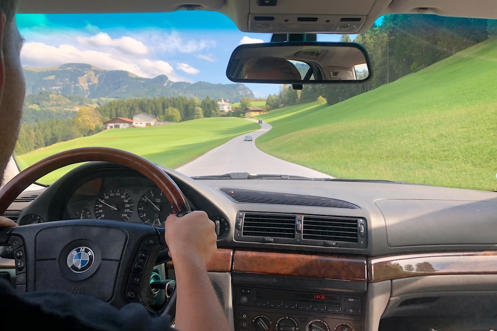 Blick durch die Windschutzscheibe des BMW 728i E38 auf die Landschaft
