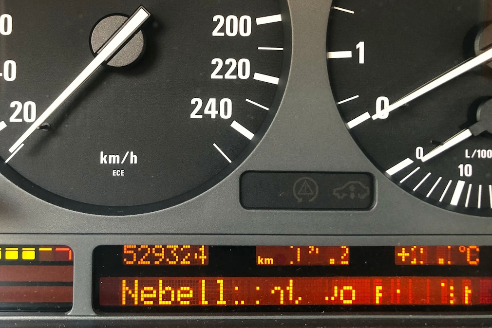 Tacho und digitaler Kilometerzähler des BMW 728i E38