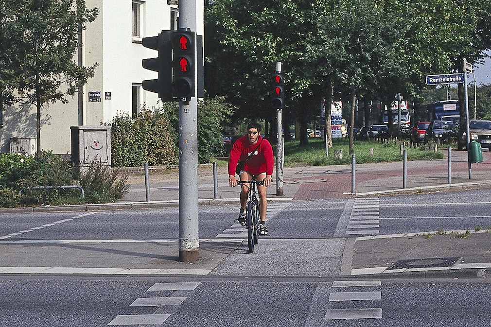 Radfahrer überfährt rote Ampel