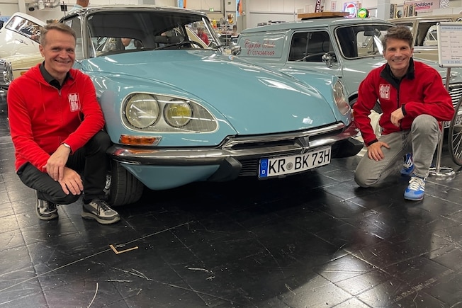 AUTO BILD-Redakteure Frank B. Meyer und Matthias Brügge am Citroen D Super