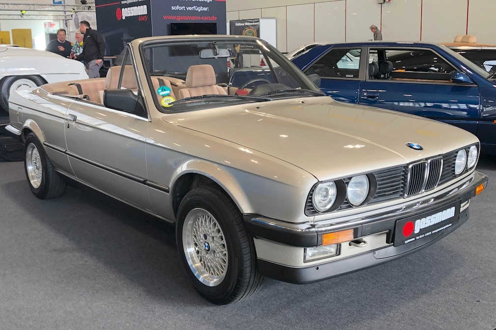 BMW 320i Cabrio E30 stehend schräg von vorn