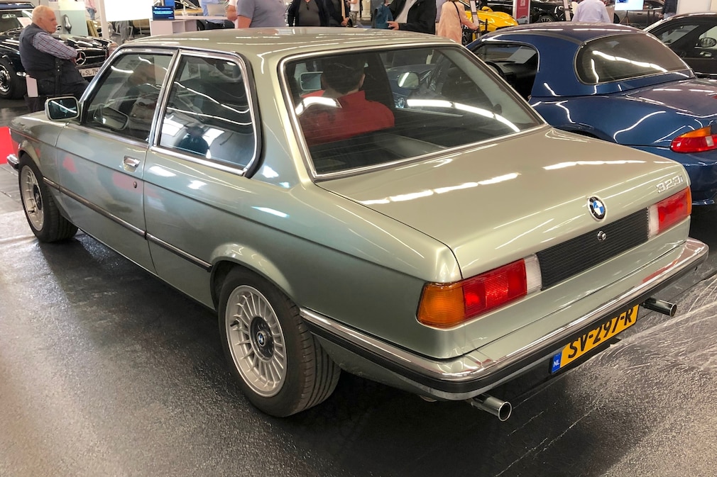 BMW 323i E21 stehend schräg von