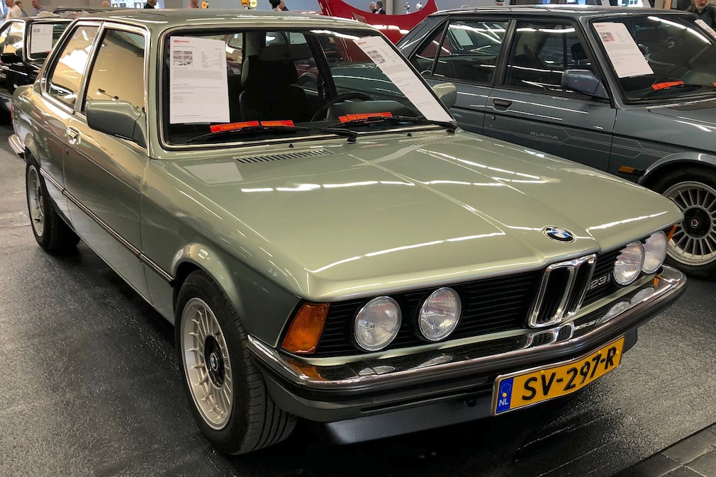 BMW 323i E21 stehend schräg von vorn