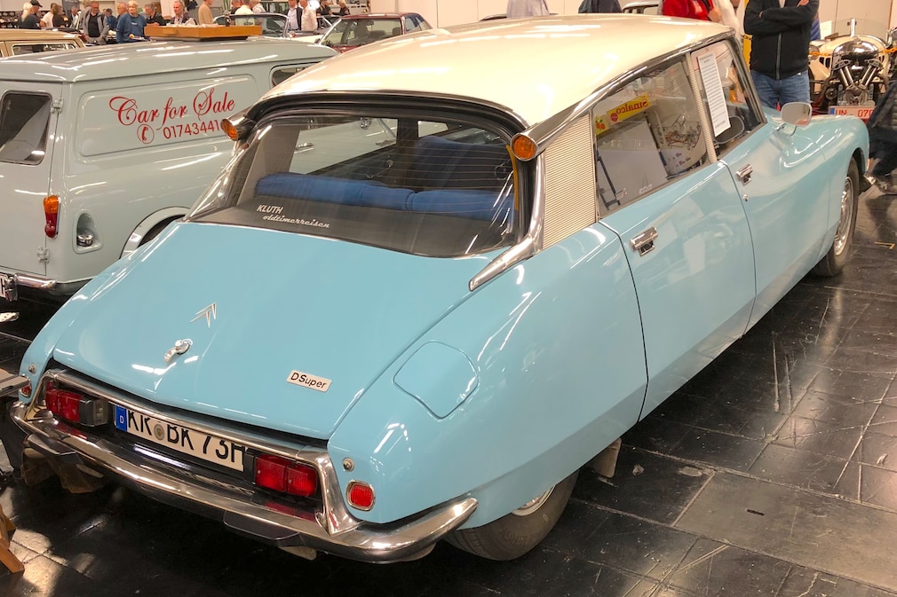 Citroen D Super (ID /DS) stehend schräg von hinten