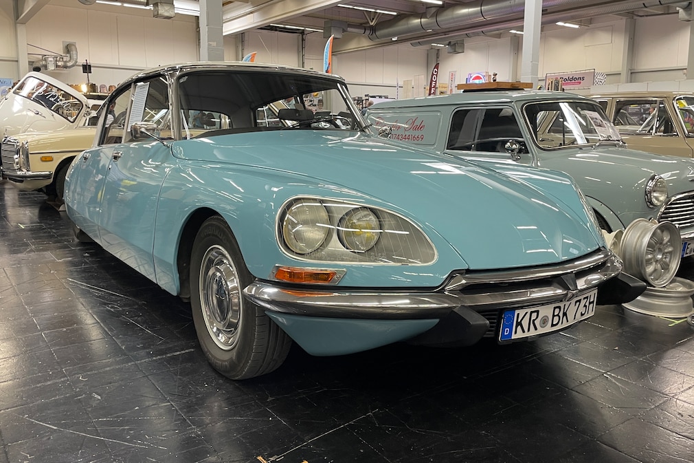Citroen D Super (ID /DS) stehend schräg von vorn