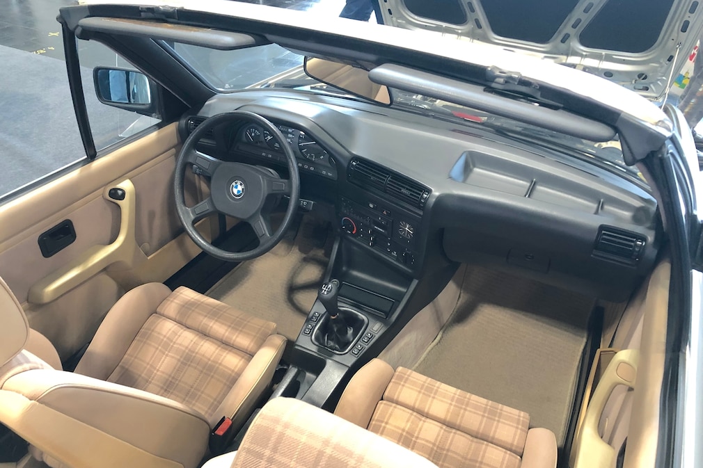 Cockpit des BMW 320i Cabrio E30