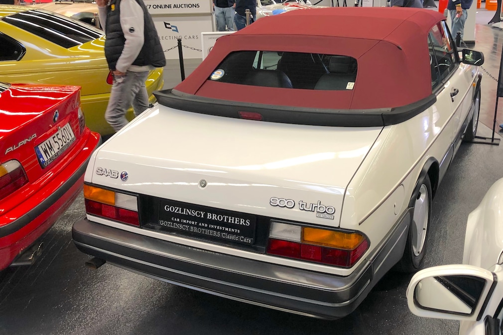 Saab 900 turbo 16 Cabrio stehend schräg von hinten