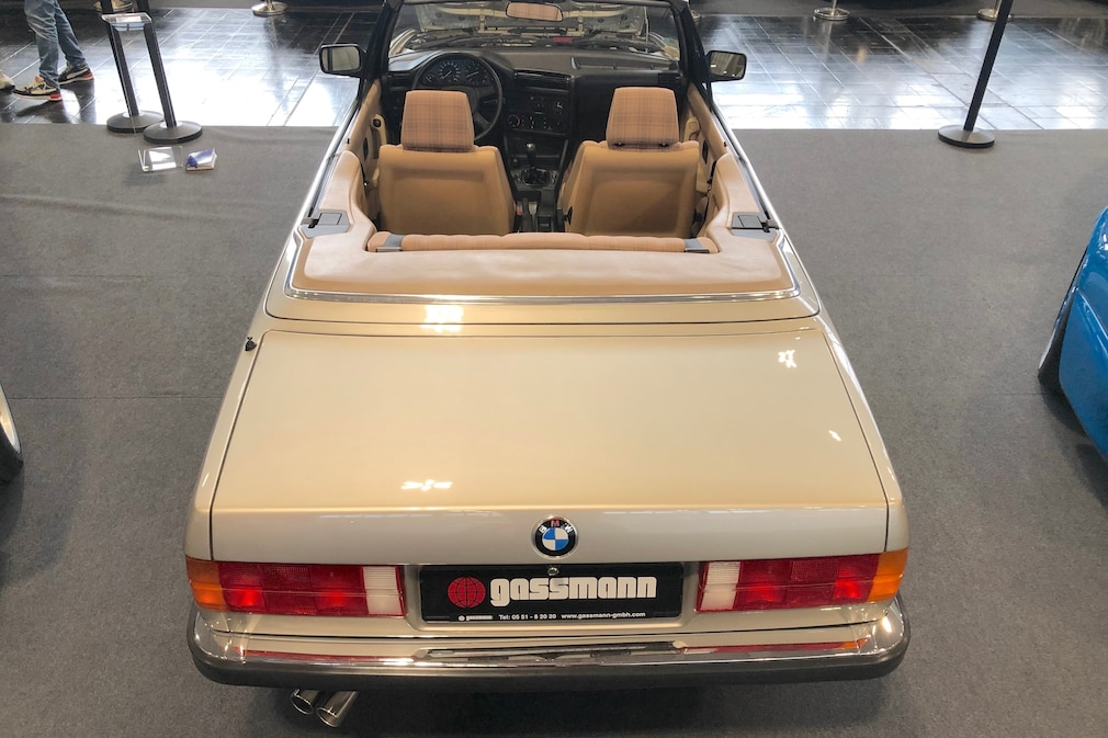 offenes BMW 320i Cabrio E30 stehend von hinten oben