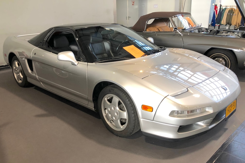 Acura NSX (Honda NSX) stehend schräg von vorn auf dem Techno Classica Salon Dortmund 2026