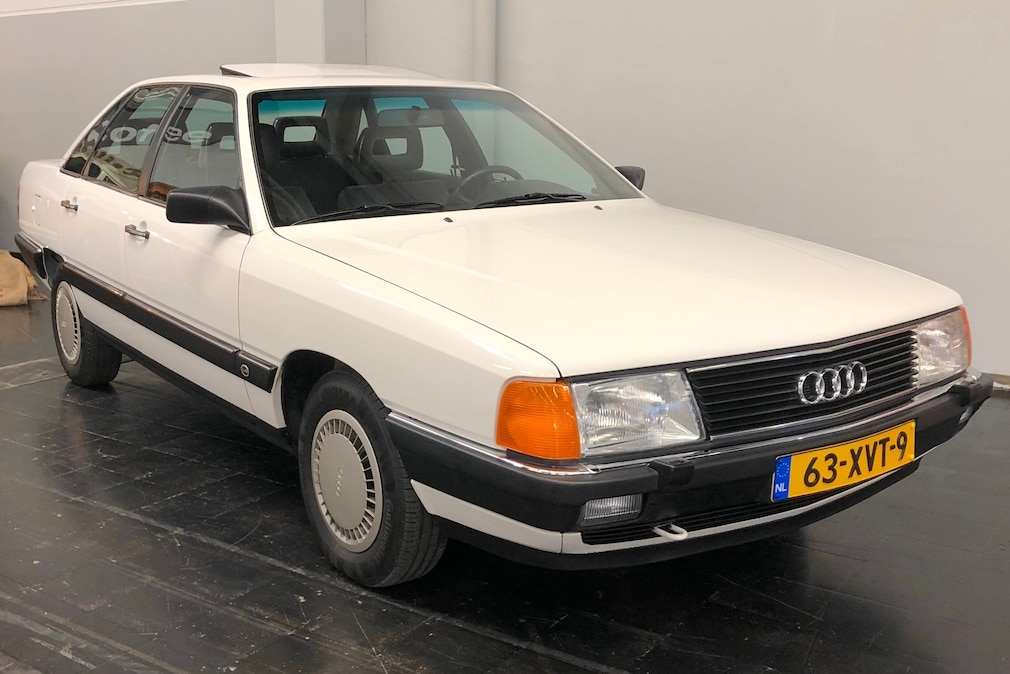 Audi 100 CD Typ 44 C3 stehend schräg von vorn auf dem Techno Classica Salon Dortmund 2026