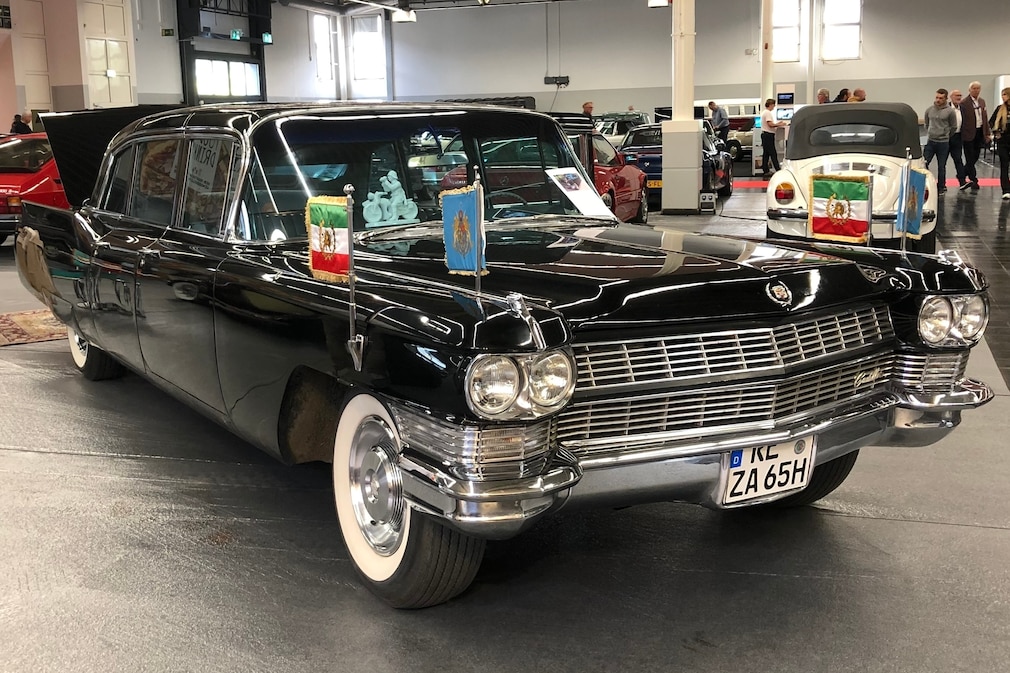 Cadillac Fleetwood 75 des Schah von Persien stehend schräg von vorn auf dem Techno Classica Salon Dortmund 2026