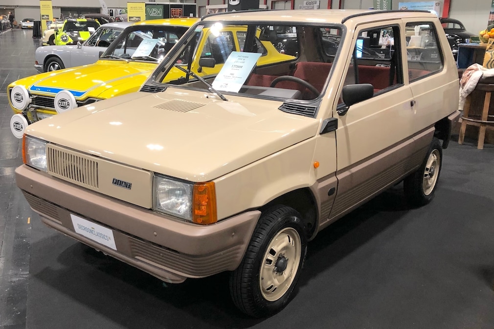 Fiat Panda 30 stehend schräg von vorn auf dem Techno Classica Salon Dortmund 2026