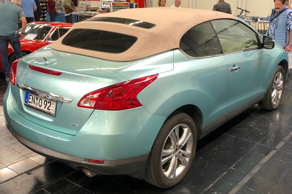 Nissan Murano CrossCabriolet stehend schräg von hinten auf dem Techno Classica Salon Dortmund 2026