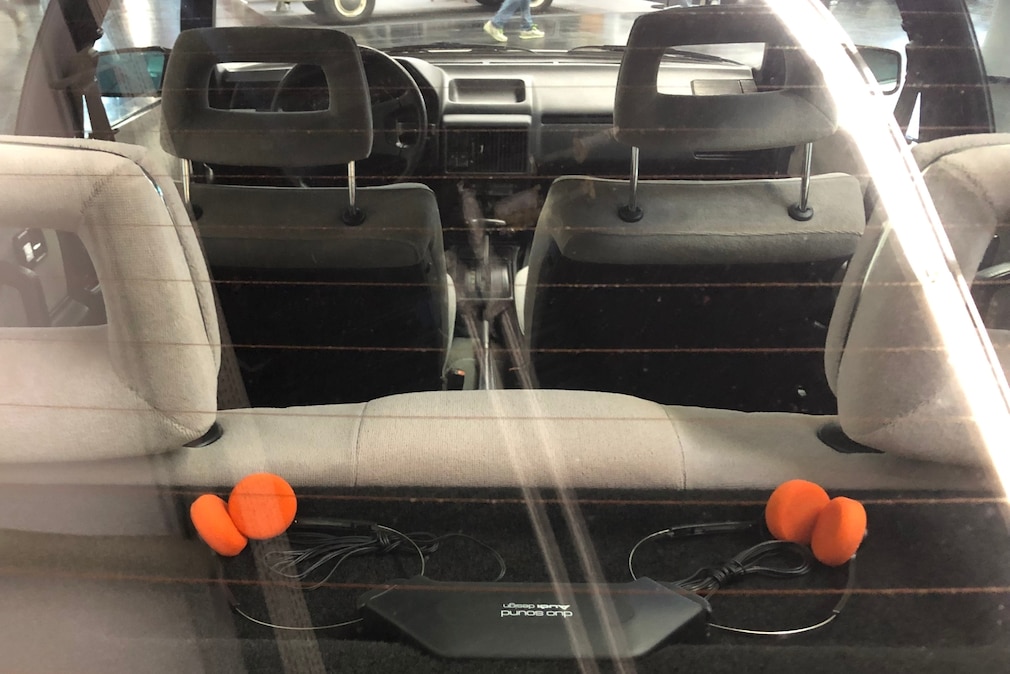 Soundsystem "duo sound Audi design" mit Walkman-Kopfhörern auf der Hutablage des Audi 100 C3 Typ 44